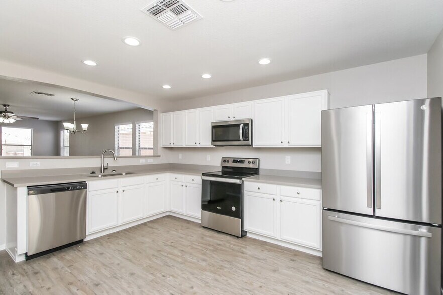 Building Photo - 2879 W Five Mile Peak Dr