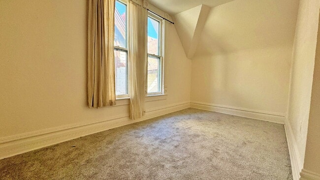 Building Photo - Historic Downtown 4 Bed 1.5 Bath Across from St Joes Hospital and Pres St Lukes.