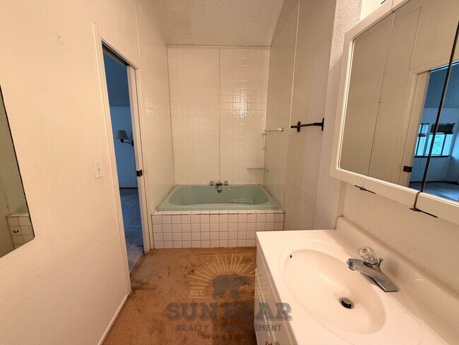 Building Photo - 3 Bedroom, 2.5 bath condo - Central Incline!  Being Painted!