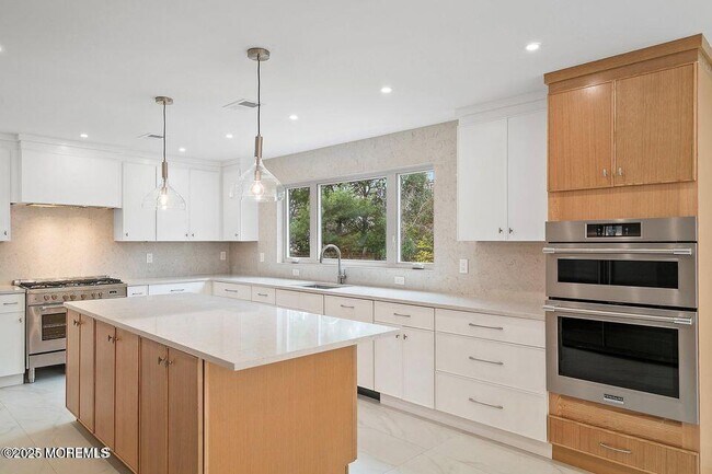 Building Photo - 527 Woodview Rd