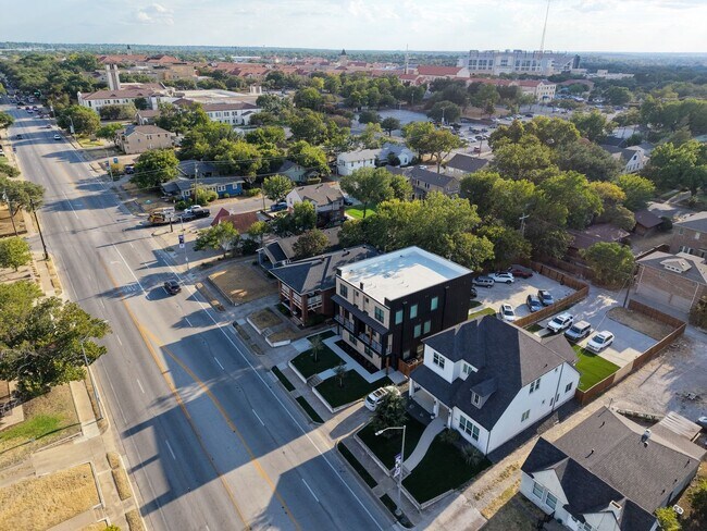 Building Photo - 2554 S University Dr