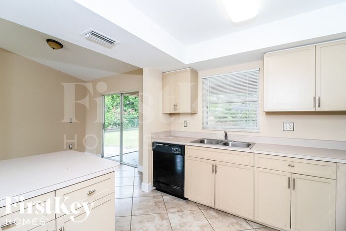 Building Photo - 242 SW 34th Terrace