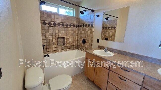 Building Photo - 1733 N Wycoff Ave