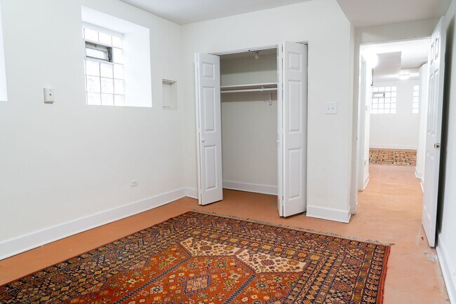 Building Photo - Uptown - English Garden, 1 Bed / 1 Bath - Central Heat & AC