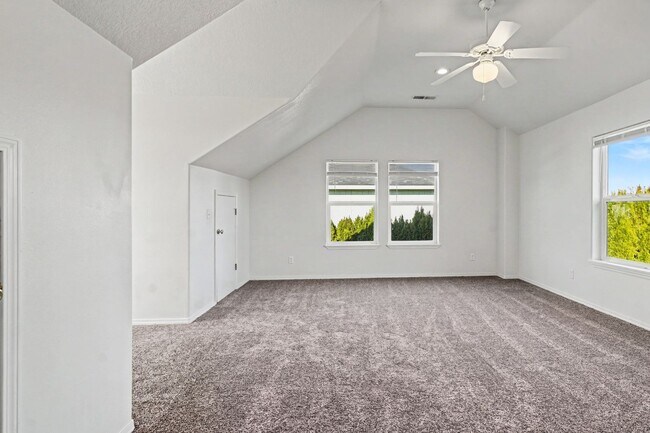 Building Photo - Two-Story 3 bed, 2.5 bath Home in East Salem with Large Bonus Room!