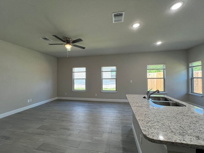 Building Photo - 3-bedroom, 2.5-bathroom townhome in Live Oak!