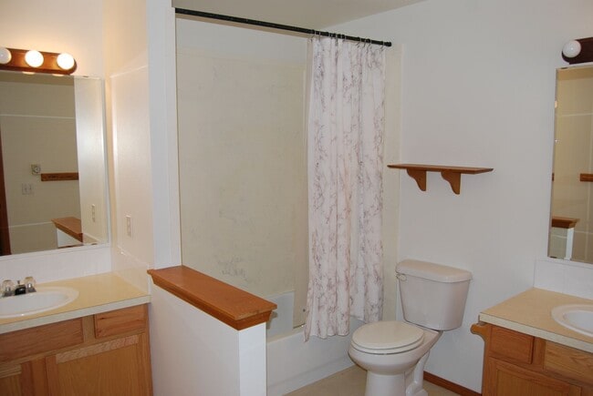 Building Photo - Spacious 2 bedroom 2.5 Bath Townhome in Auburn
