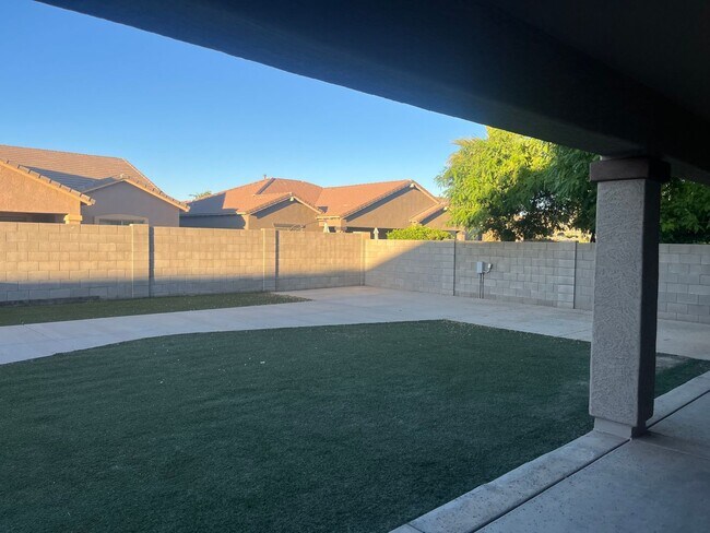 Building Photo - 16412 W Hope Dr