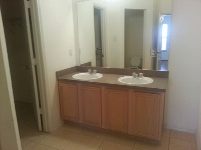 Building Photo - 307 Dakota Dr