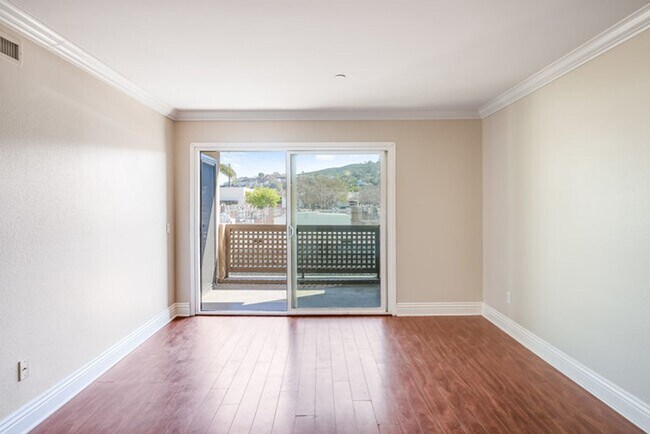 Building Photo - Beautiful 2 Bedroom 2 Bathroom Condo in La...