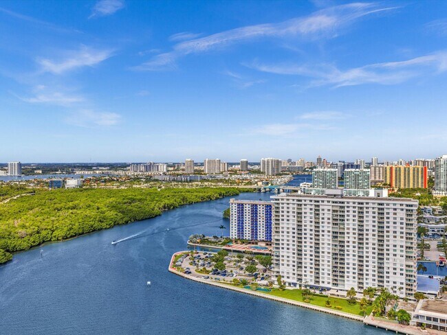Building Photo - 500 Bayview Dr