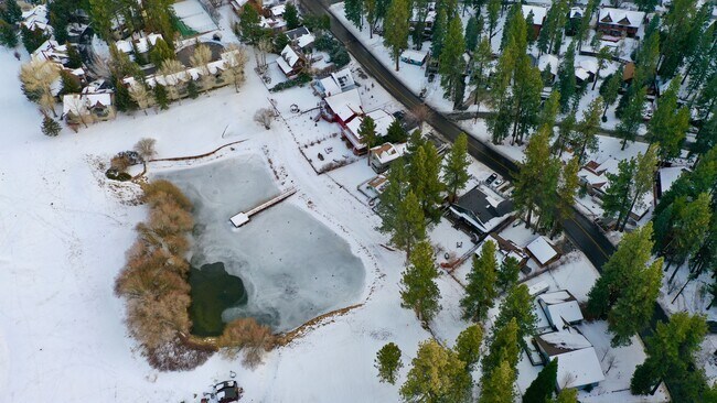 Building Photo - 1097 Club View Dr