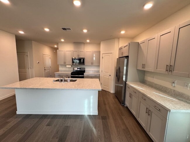 Building Photo - Beautiful 4-Bedroom Home in the Wyndham Es...