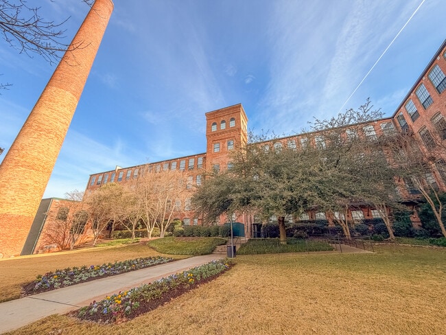 Building Photo - 400 Mills Ave