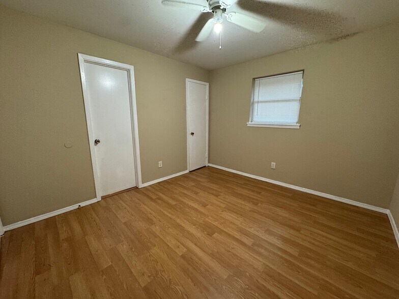 Building Photo - 1034 W Village Ct