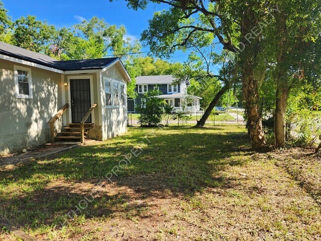 Building Photo - Charming 2 Bedroom Home With Sunroom And Storage