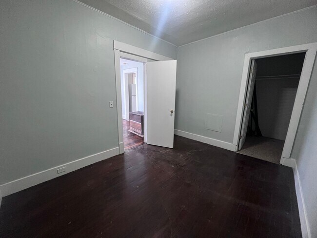 Building Photo - Upper One Bedroom - Close to Downtown Gran...