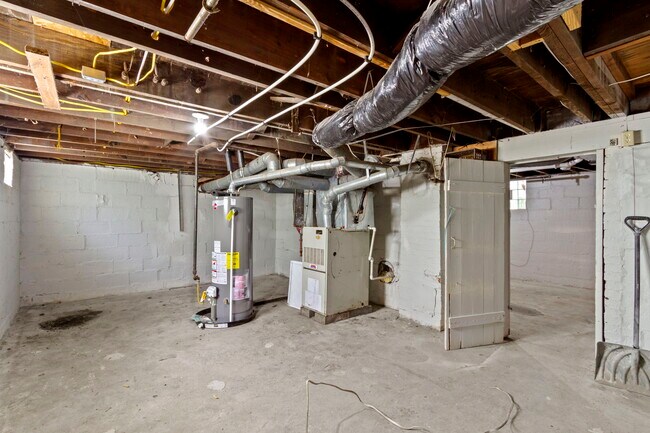 Building Photo - 1537 E Legrande Ave