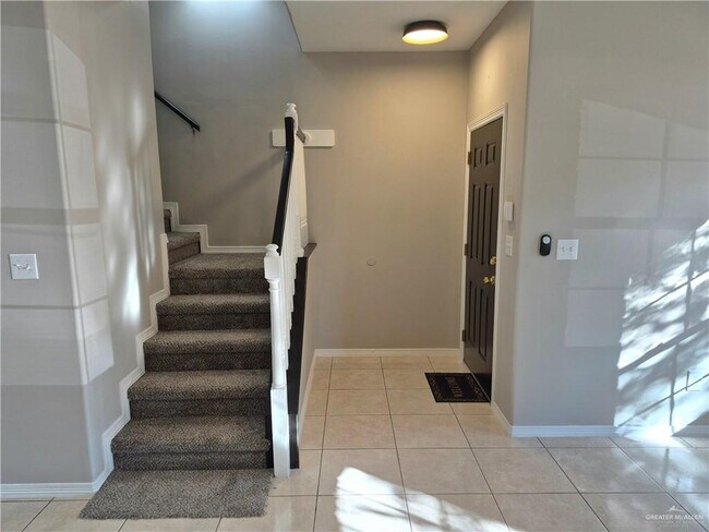 Building Photo - 19 Jade St