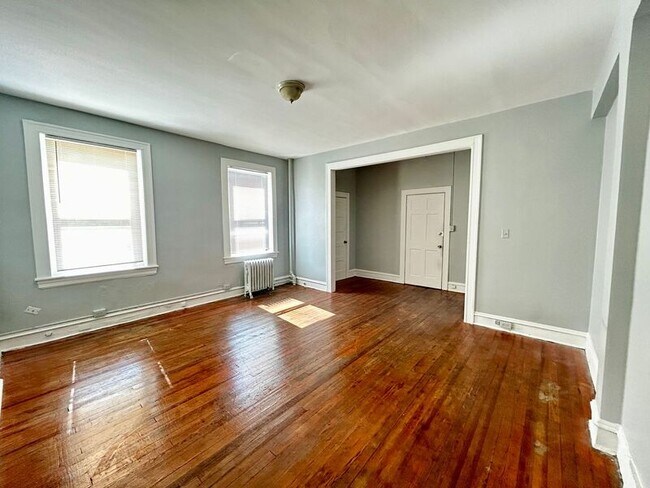 Building Photo - 307 Dolphin St