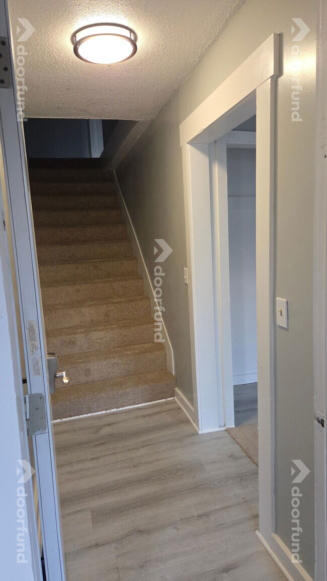 Building Photo - 418 River St