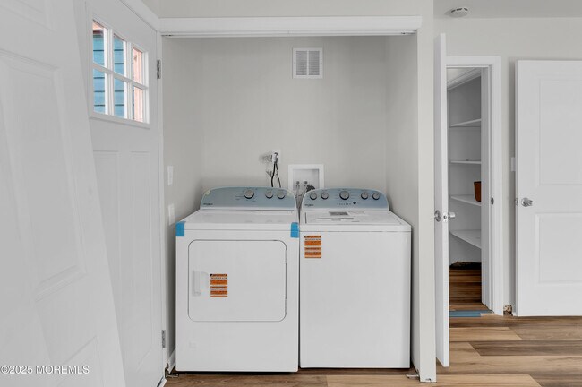 Building Photo - 251 Sprucewood Dr