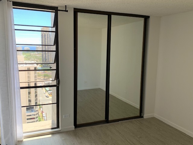 Mirrored closet doors. - 2100 Date St