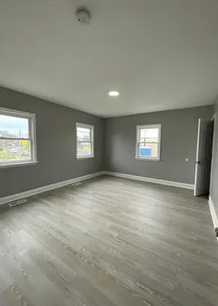 Building Photo - 3 Bedroom SemiDetached home