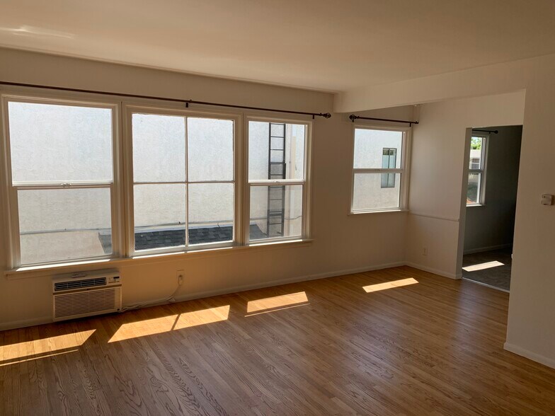 Building Photo - 11933 W Magnolia Blvd