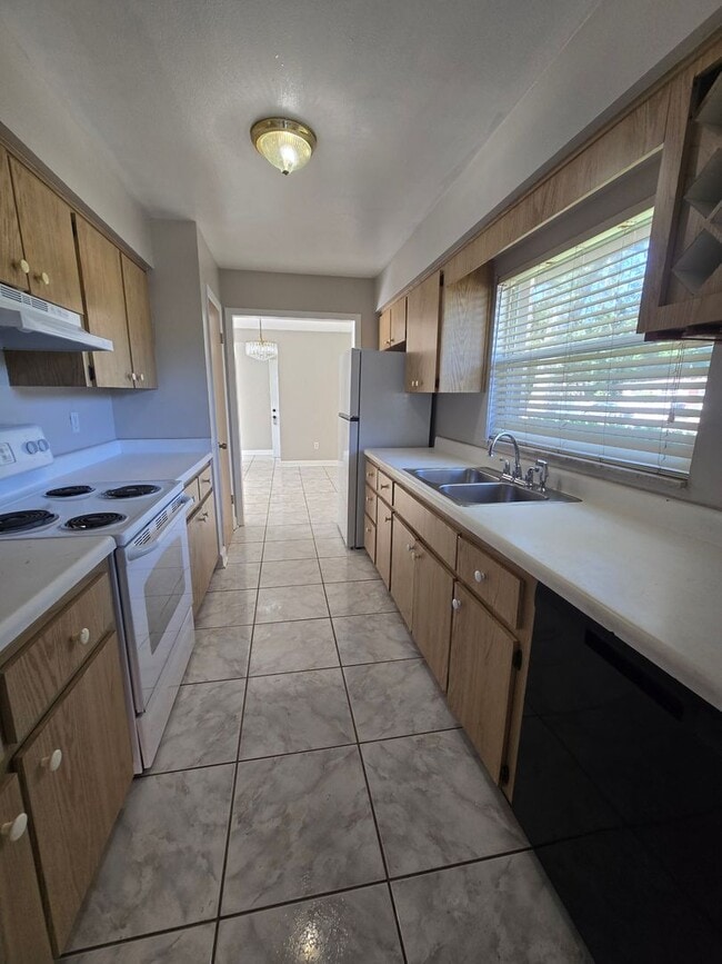 Building Photo - 2217 Villano Ave