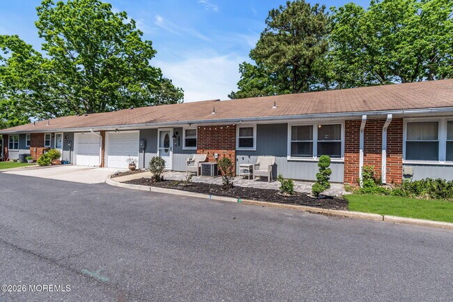 Building Photo - 390 Picardy Ct