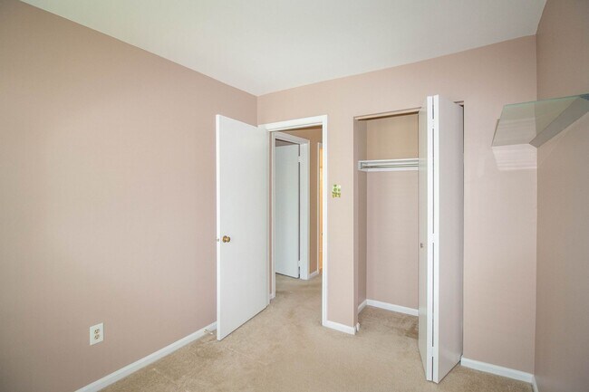 Building Photo - Gorgeous and updated 3Bd/2.5Bth townhome in the Town of Forest Hills! w/2 assigned parking space!