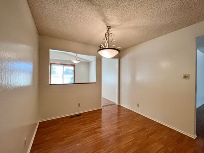Building Photo - TENTATIVELY RENTED 4 Bedroom 2 Bathroom Si...