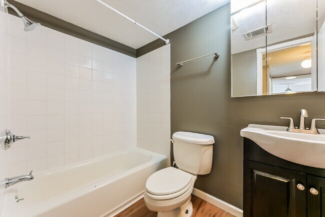 Building Photo - Cozy Garden-Level Condo with Park Views