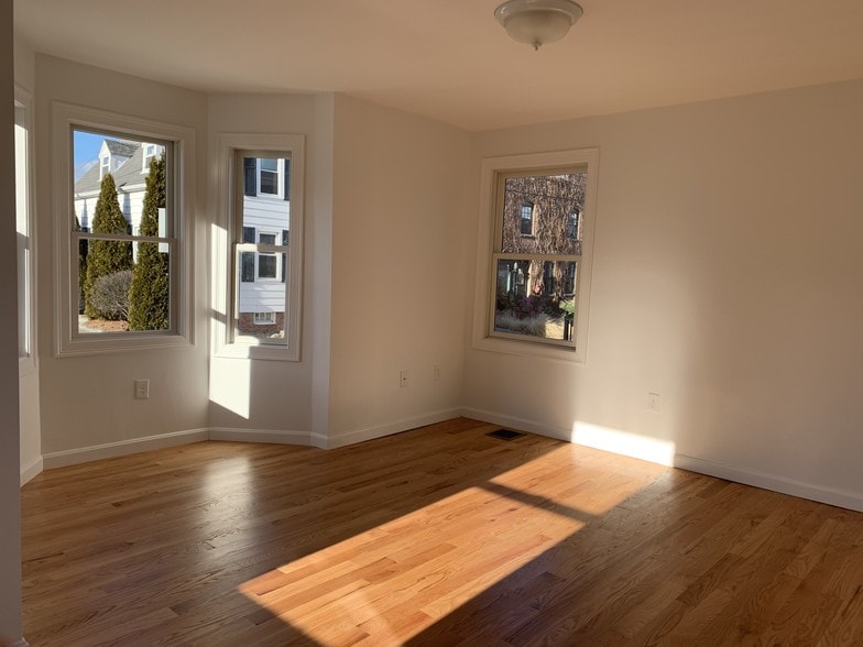 Building Photo - 17 Howland St