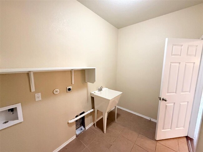 Building Photo - 1223 Daffodil Dr
