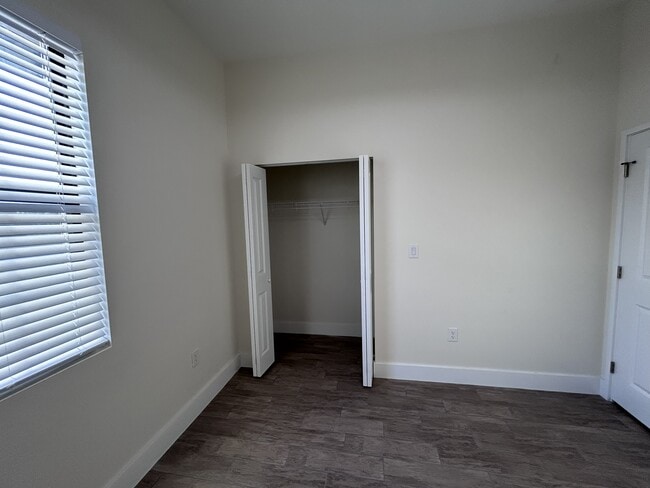 Building Photo - 3915 Rodeo Dr N