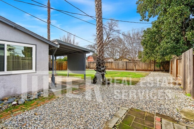 Building Photo - 1309 Shadowglen Rd