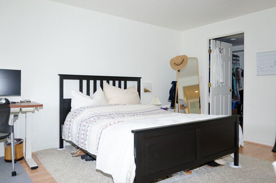 Building Photo - 173 Oak St