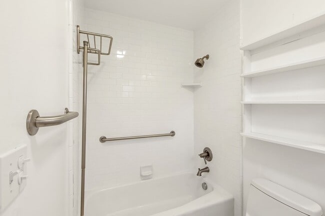 Building Photo - Downtown Davis Cottage-Available for Spring Move In