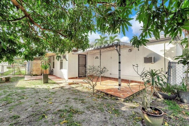 Building Photo - 2419 Coolidge St