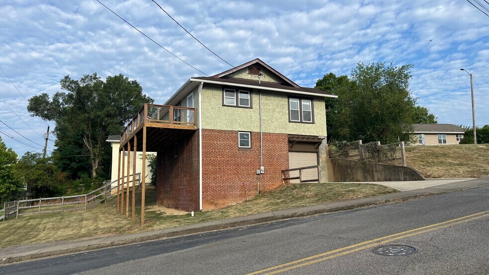 Building Photo - 301 Highland Ave