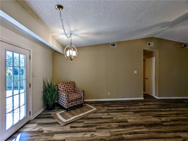 Building Photo - 812 Hill Wood Dr