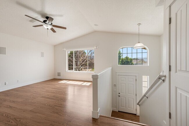Building Photo - 5 bed 3 bath split level near State Line