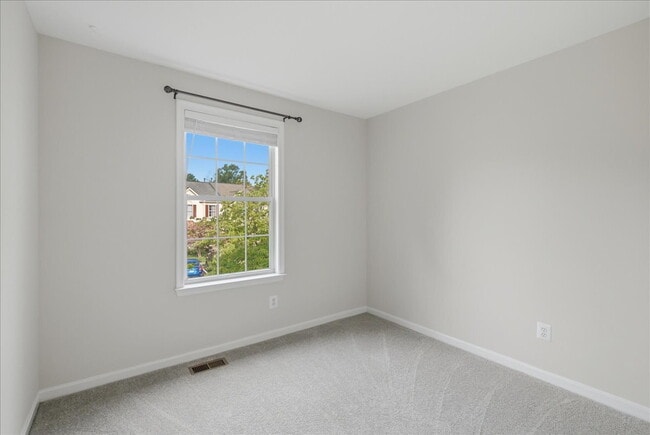 Building Photo - Updated 3BR End-Unit Townhome in Ashburn Farm