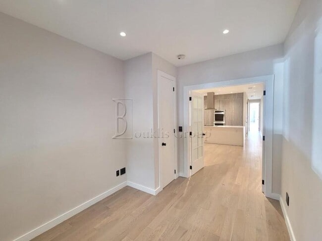 Building Photo - 3 bedroom in ASTORIA NY 11103