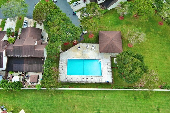 Building Photo - 10161 SW 137th Ct