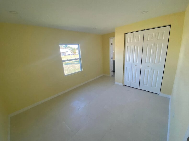 Master bedroom - 3633 SE 20th Ter