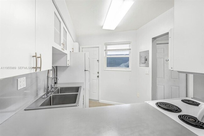 Building Photo - 1715 NE Miami Gardens Dr