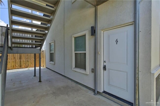 Building Photo - 16 West Dr